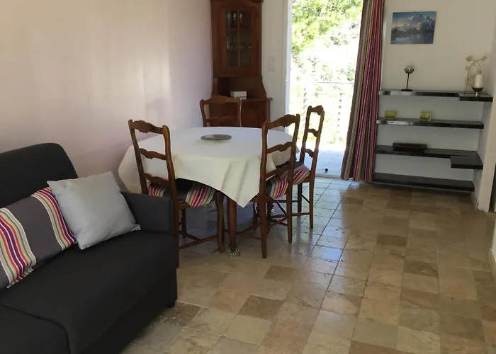 Pretty Gite With Pool In Cavaillon, Beautiful View On The Luberon Mountains, 4 People.